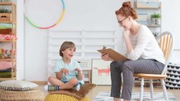 Assistante maternelle avec un enfant